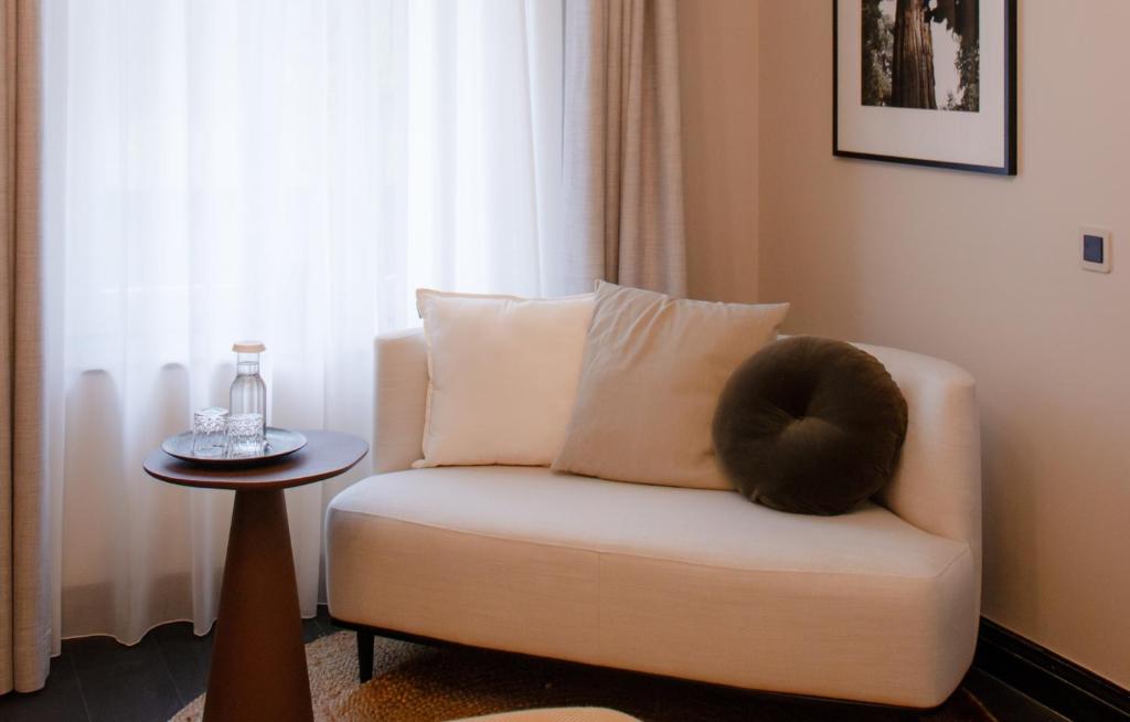 Boutique Hotel Kint - digital check-in, key by email or SMS - Tap to explore photos