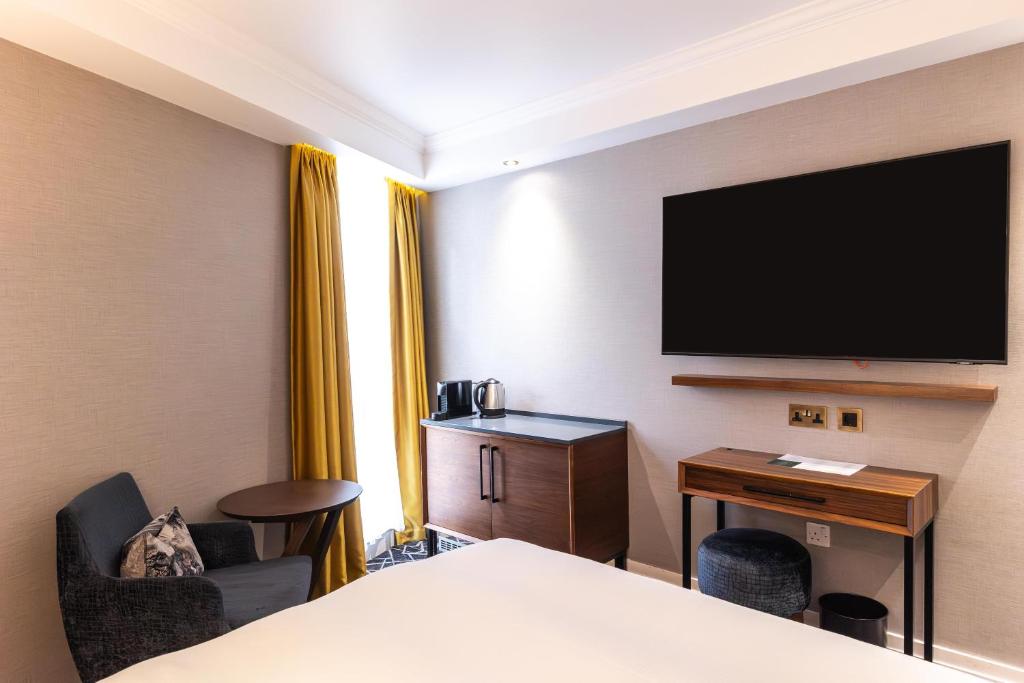 100 Queens Gate Hotel London, Curio Collection by Hilton Room Type - Cozy Double Room