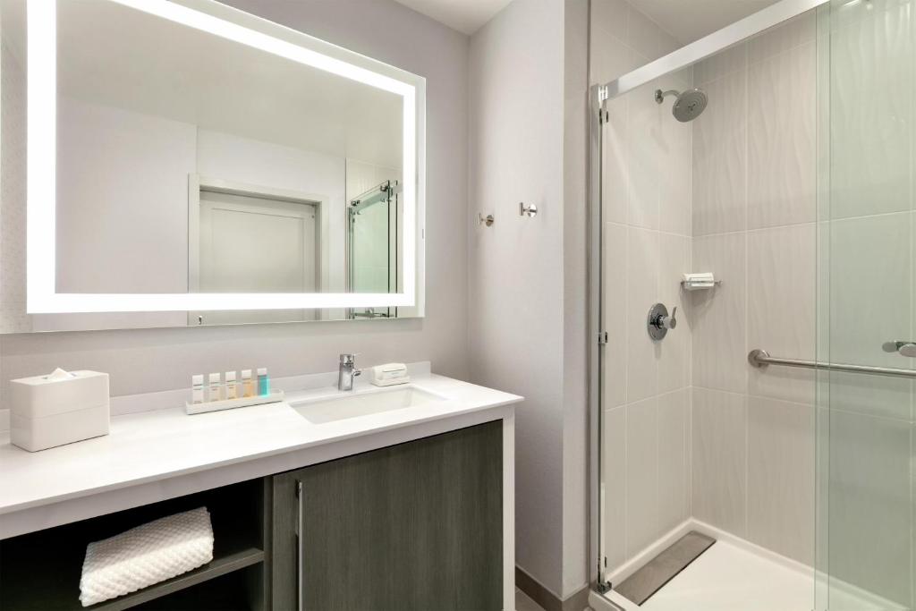 Embassy Suites by Hilton Atlanta Midtown Room Type - Two-Room King Suite