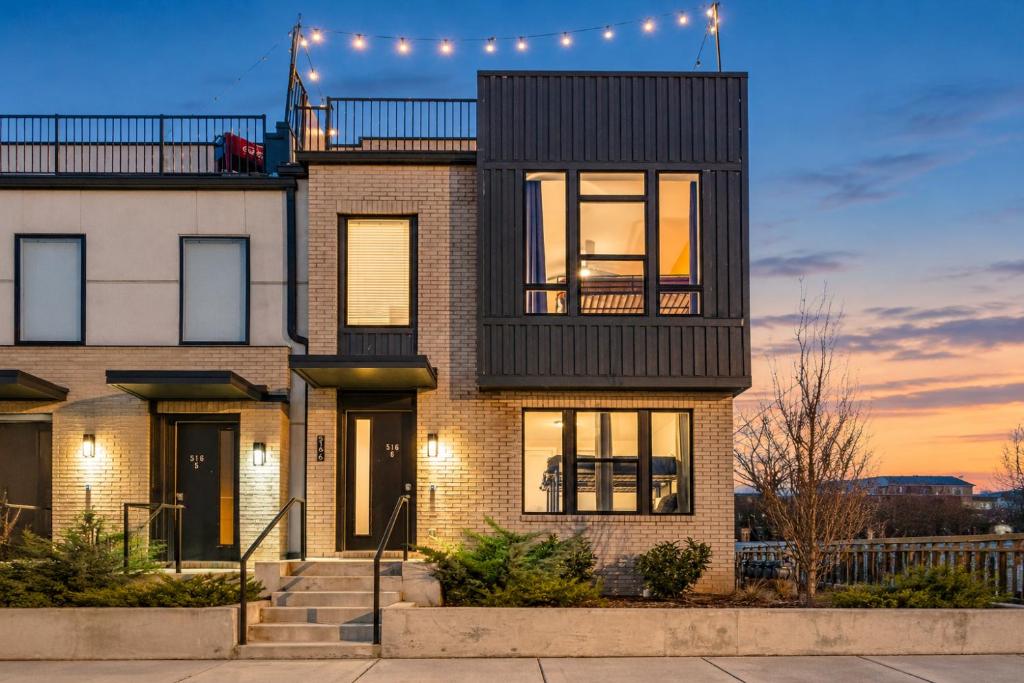 NEW Luxe 4BR 12 Beds - RoofDeck Views - Chefs Kitchen