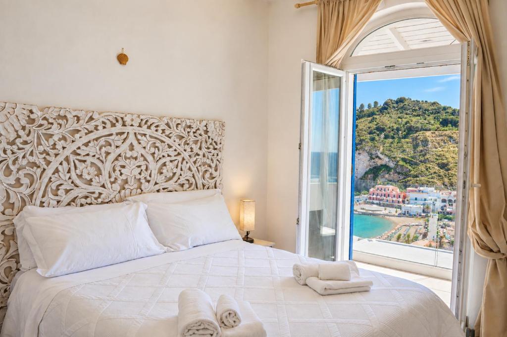 Divina Seaside Suite Ischia - Tap to explore photos