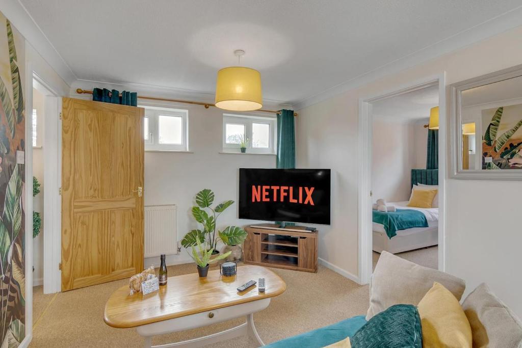 Team-Friendly Stay Near Wensum Park with Parking - Tap to explore photos