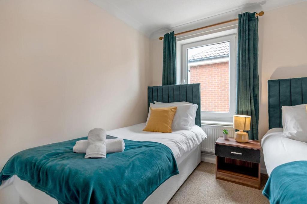 Team-Friendly Stay Near Wensum Park with Parking - Tap to explore photos