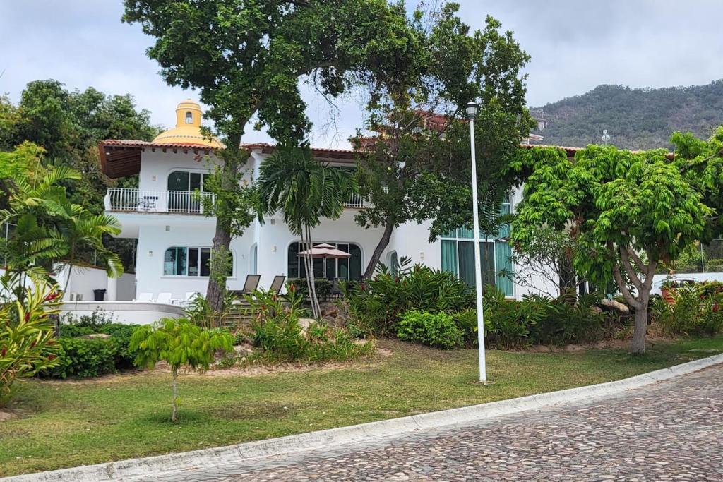 Villa w Heated Pool, Sleeps 30, Walk to Beach