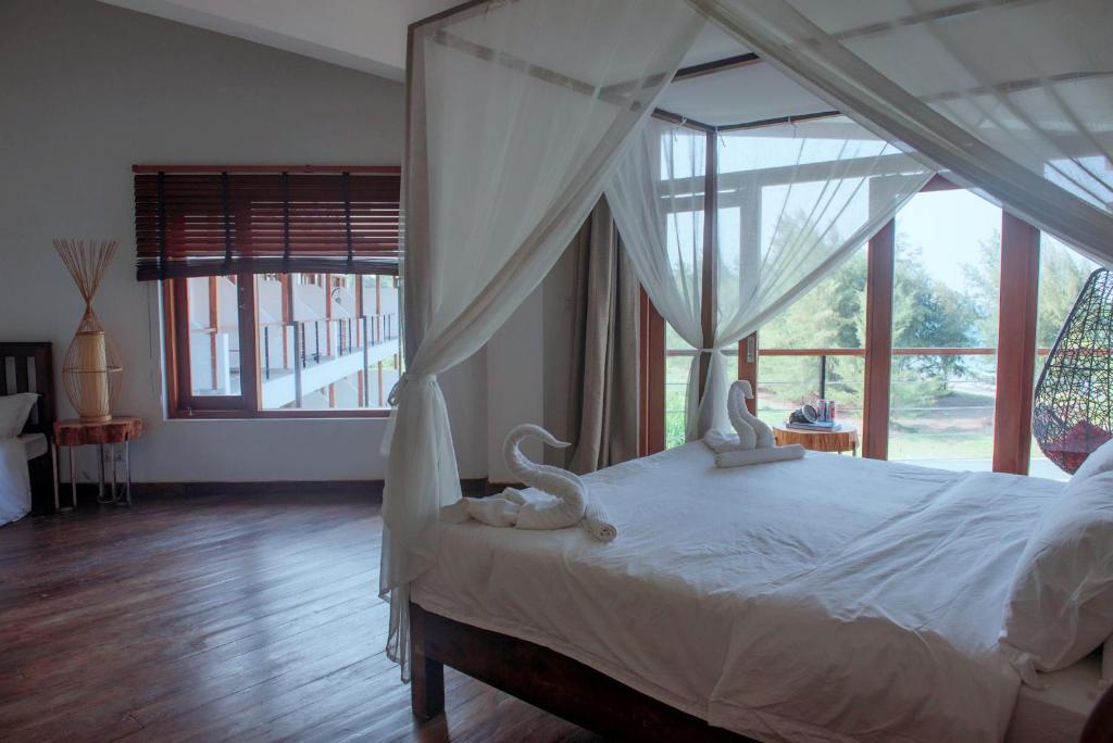 Трехместный (Deluxe Triple Room with Sea View (Early Check-in & Late Check-out on Availability Basis)), Cardamon Hotel Nilaveli