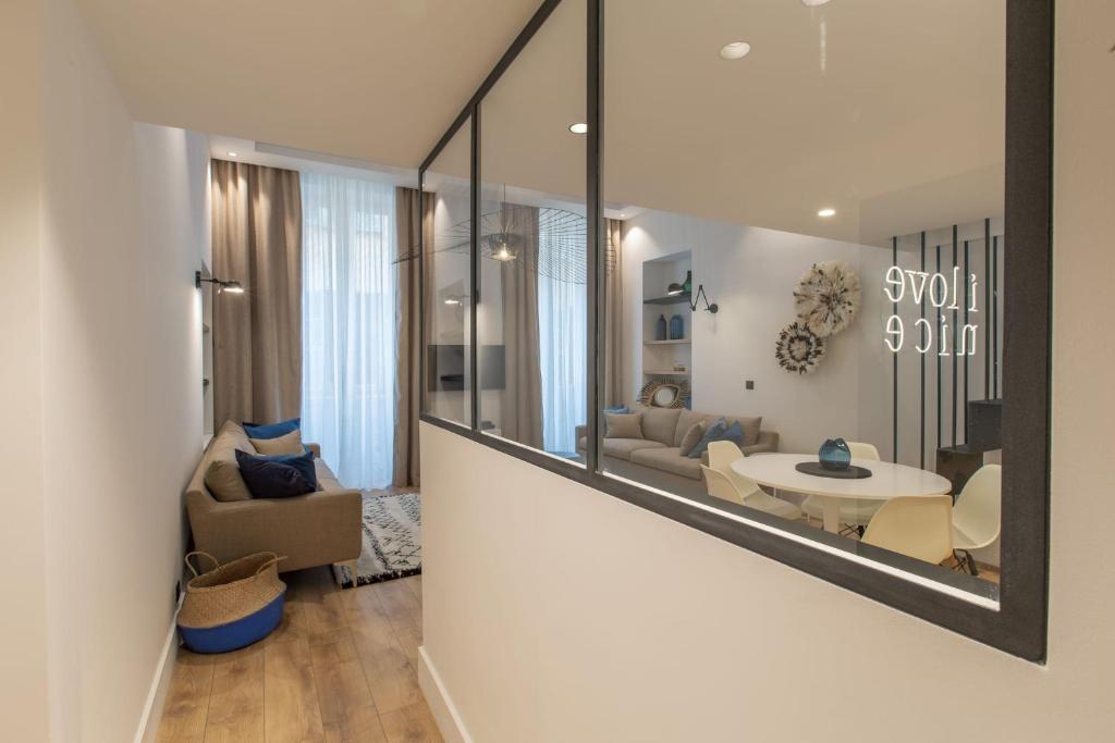 COURS SALEYA Renovated 3 Bedrooms 1 min to Beach Air Conditioning - Tap to explore photos