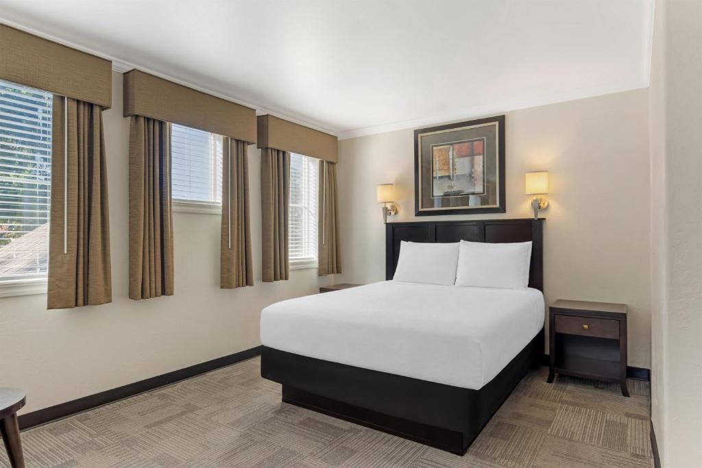 Best Western Wesley Inn & Suites Room Type - King Suite with Queen Sofa Bed - Balcony - Kitchenette - Non Smoking Best Western Wesley Inn & Suites Room Type - King Suite with Queen Sofa Bed - Balcony - Kitchenette - Non Smoking
