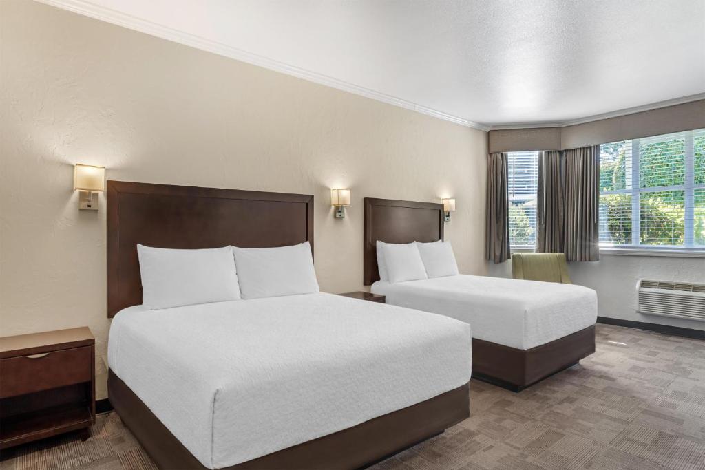 Best Western Wesley Inn & Suites Room Type - Room with One King Bed and One Queen Bed - Non-Smoking Best Western Wesley Inn & Suites Room Type - Room with One King Bed and One Queen Bed - Non-Smoking