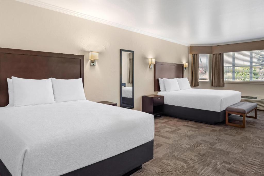 Best Western Wesley Inn & Suites Room Type - Deluxe Room with King Bed and Queen Bed - Fireplace - Non Smoking Best Western Wesley Inn & Suites Room Type - Deluxe Room with King Bed and Queen Bed - Fireplace - Non Smoking