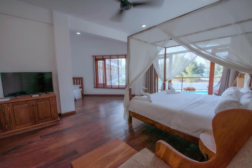 Трехместный (Deluxe Triple Room with Sea View (Early Check-in & Late Check-out on Availability Basis)), Cardamon Hotel Nilaveli