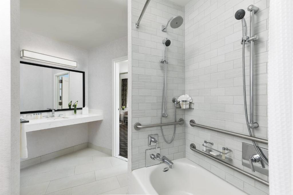 Hilton Boston Park Plaza Room Type - Double Room with Bath Tub - Mobility Accessible