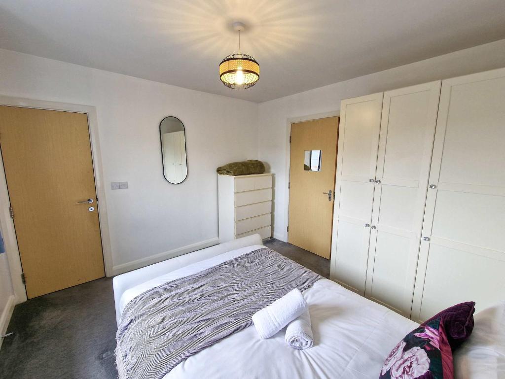 3 Bed Home Free Parking Near City Centre