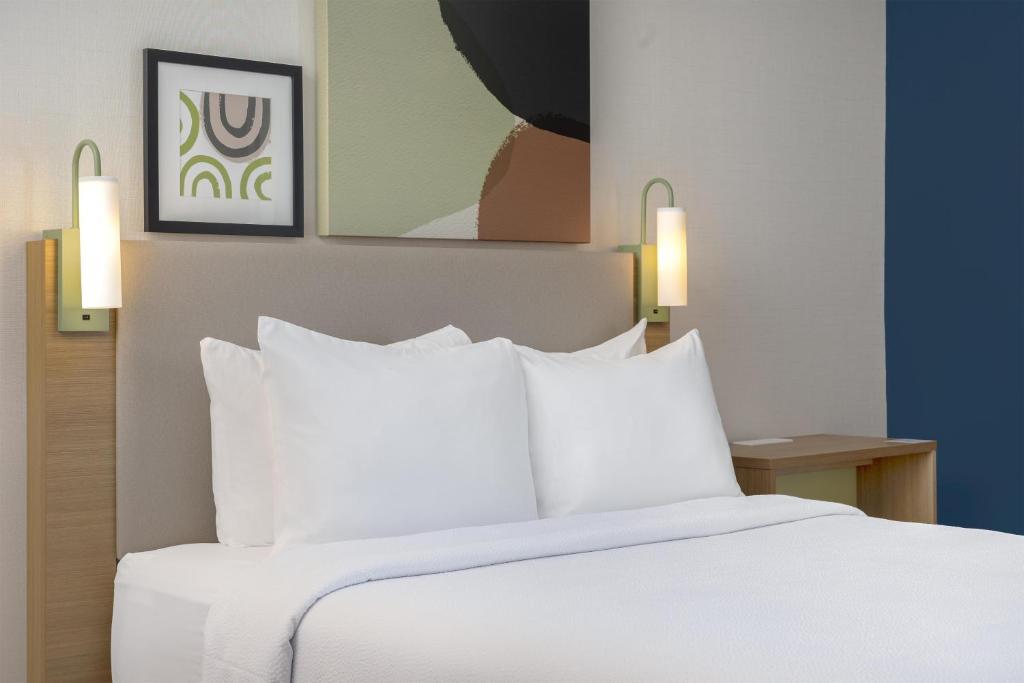 Spark by Hilton Toronto Mississauga Room Type - Queen Room with Roll-in Shower - Mobility Accessible