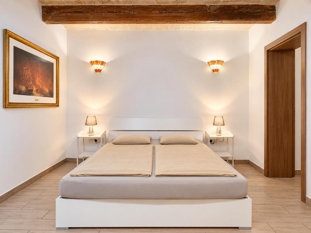 Valletta Main Street Apartment DELUXE - Tap to explore photos