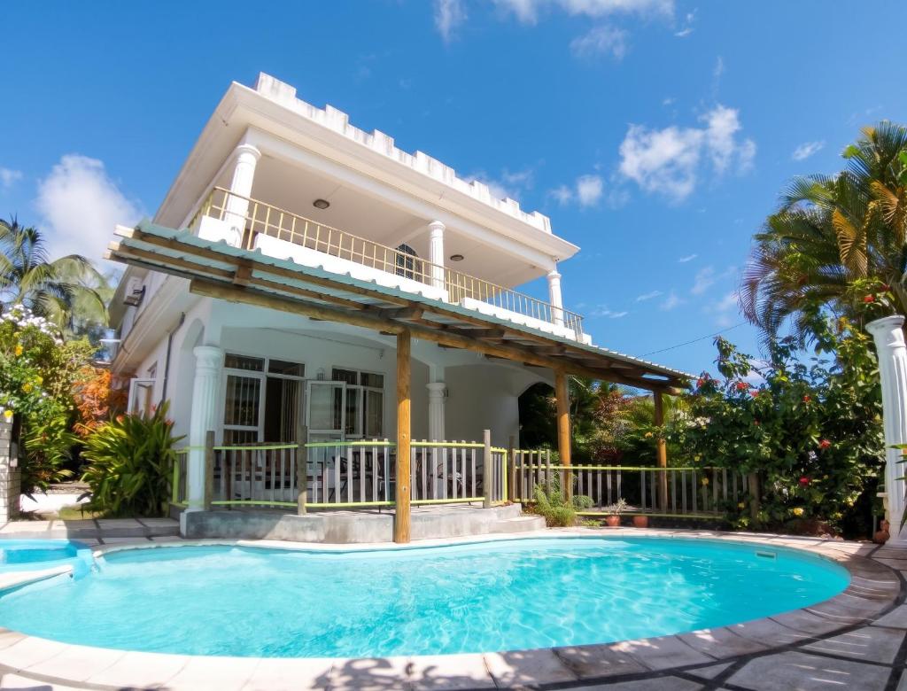 Spacious Apartment in Pamplemousses with Private Pool, Mauritius