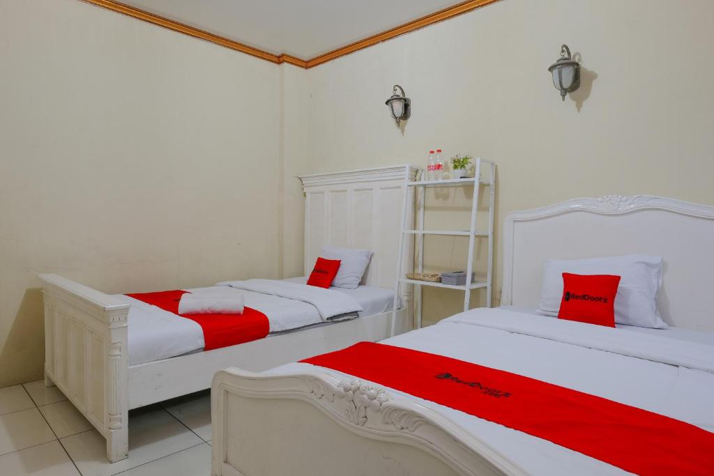 RedDoorz Syariah near Terminal Mendolo Wonosobo 2 Room Type - Twin Room