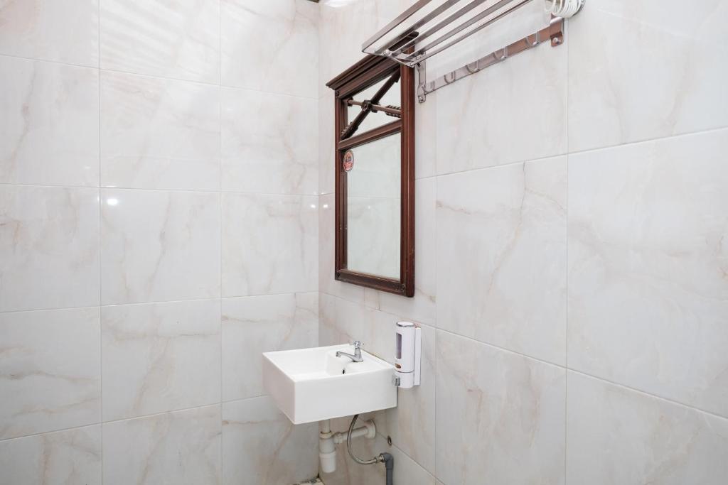 RedDoorz Syariah near Terminal Mendolo Wonosobo 2 Room Type - Suite