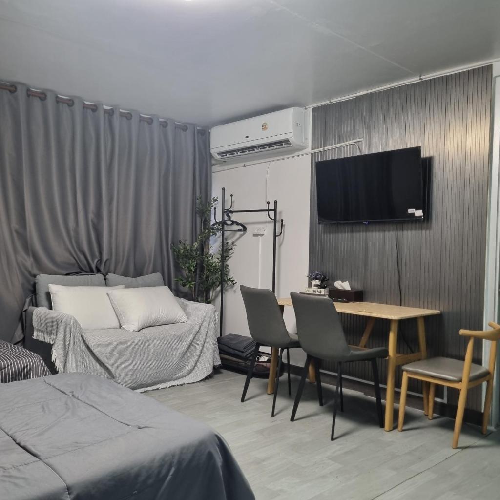 Popular Muang Thong Thani Condo, Building T9, Floor 8, Room 13, Pak Kret