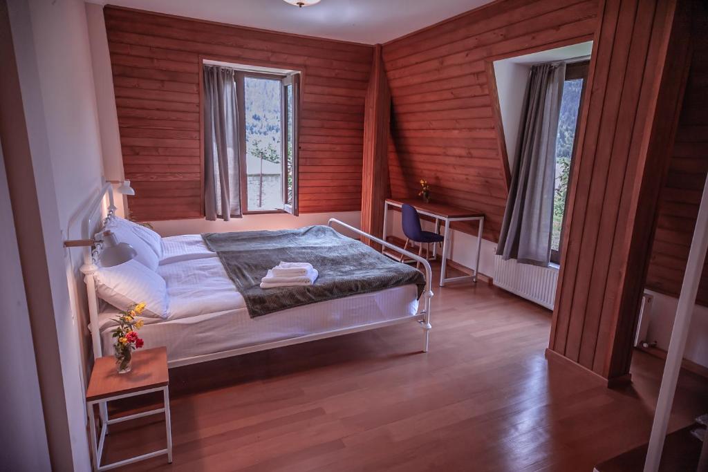 latour Mestia Room Type - Deluxe Triple Room