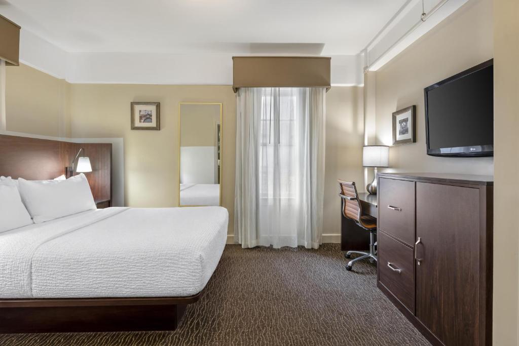 Best Western Syracuse Downtown Hotel and Suites Room Type - Queen Room with Kitchenette - Non-Smoking