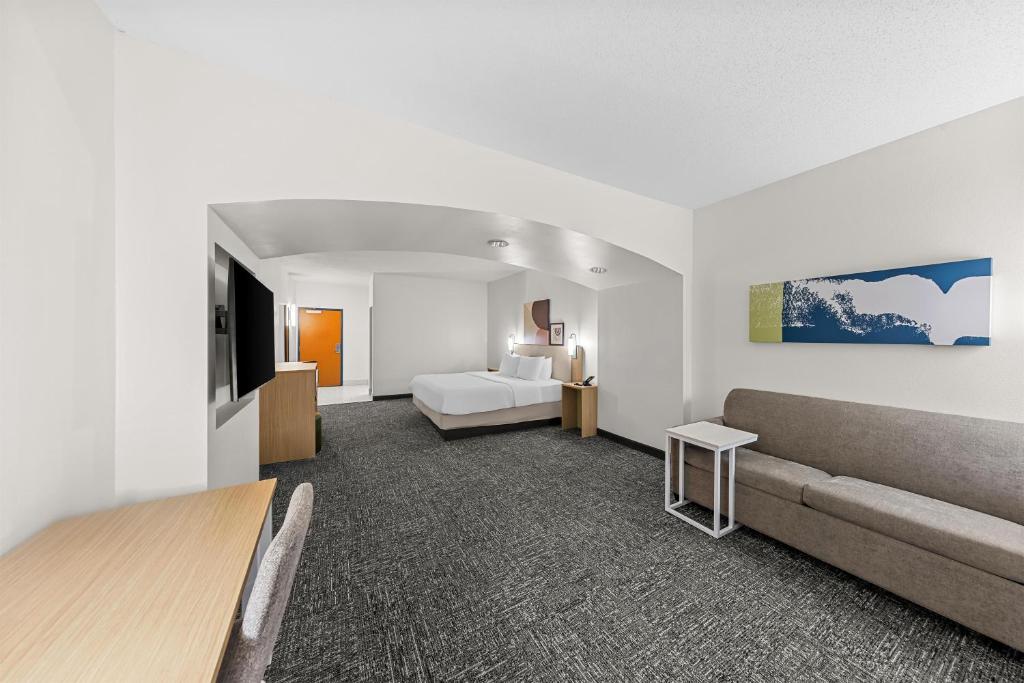 Spark by Hilton Plainfield Indianapolis Room Type - Suite, 1 King Bed