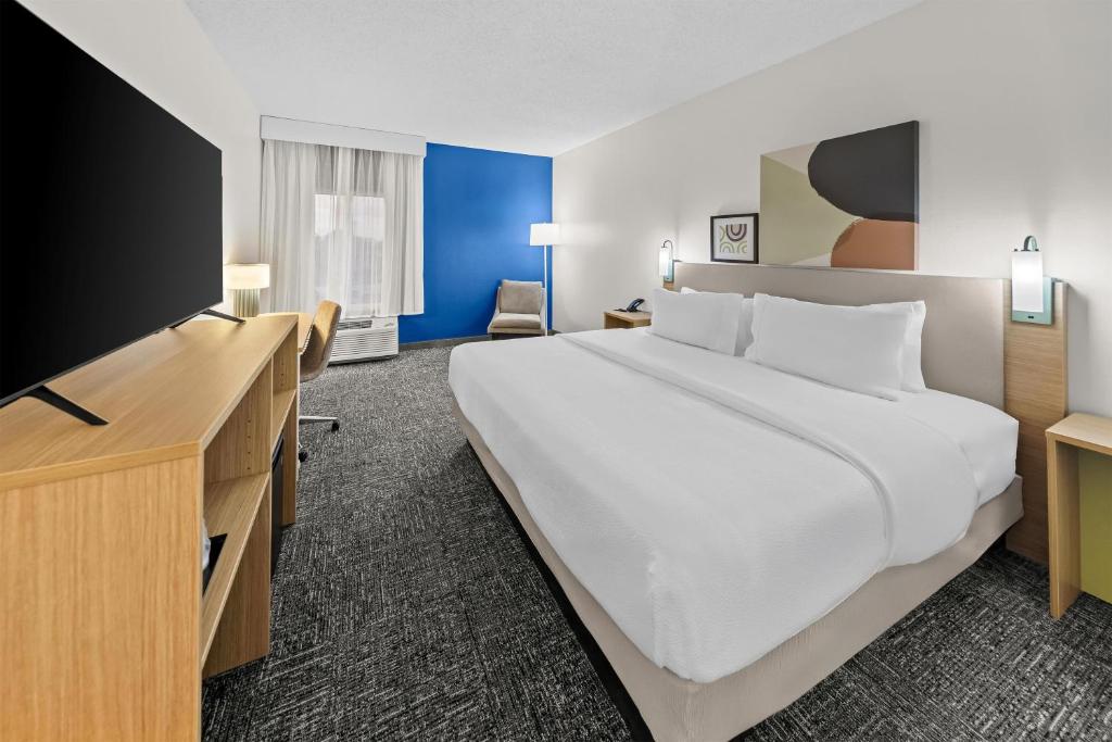 Spark by Hilton Plainfield Indianapolis Room Type - Room, 1 King Bed