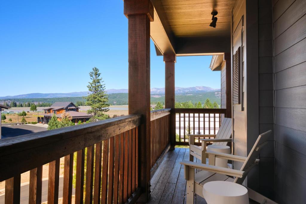Hampton Inn & Suites by Hilton Tahoe-Truckee Room Type - One-Bedroom Suite with Balcony