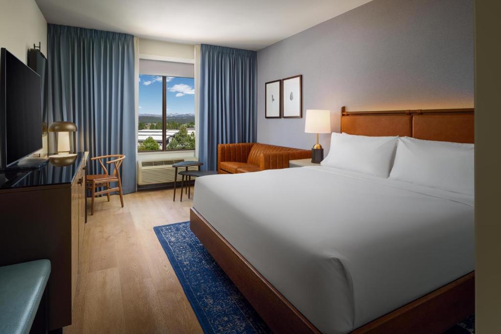 Hampton Inn & Suites by Hilton Tahoe-Truckee Room Type - King Room with Sofa Bed - Non-Smoking