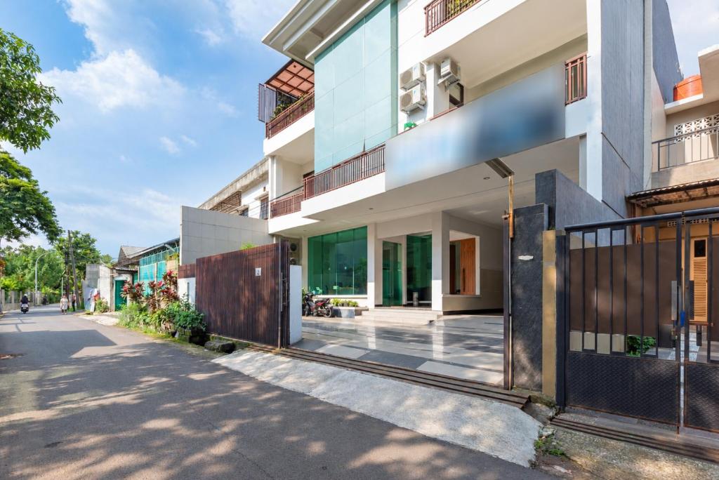 Reddoorz near Kiara Artha Park
