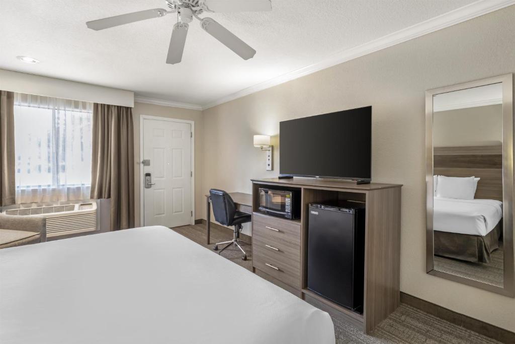 Best Western Pearland Inn - Tap to explore photos