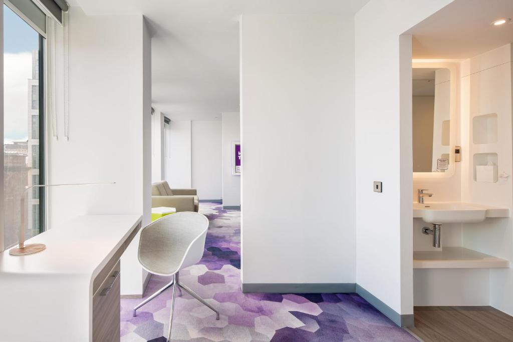 YOTEL Glasgow Room Type - First Class King Room
