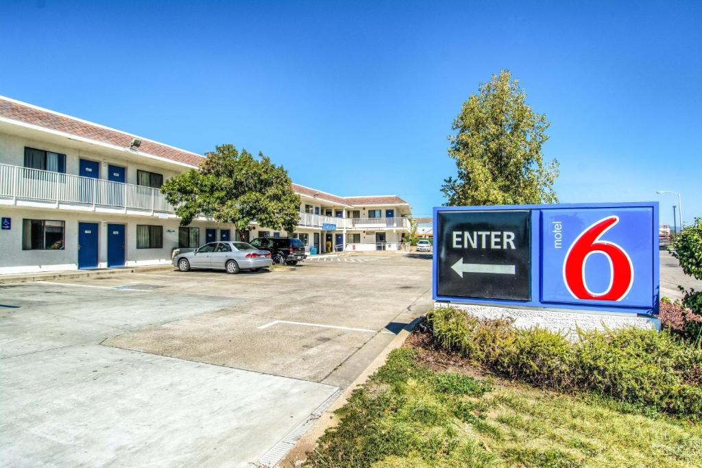 Motel 6 Redding, CA - North image