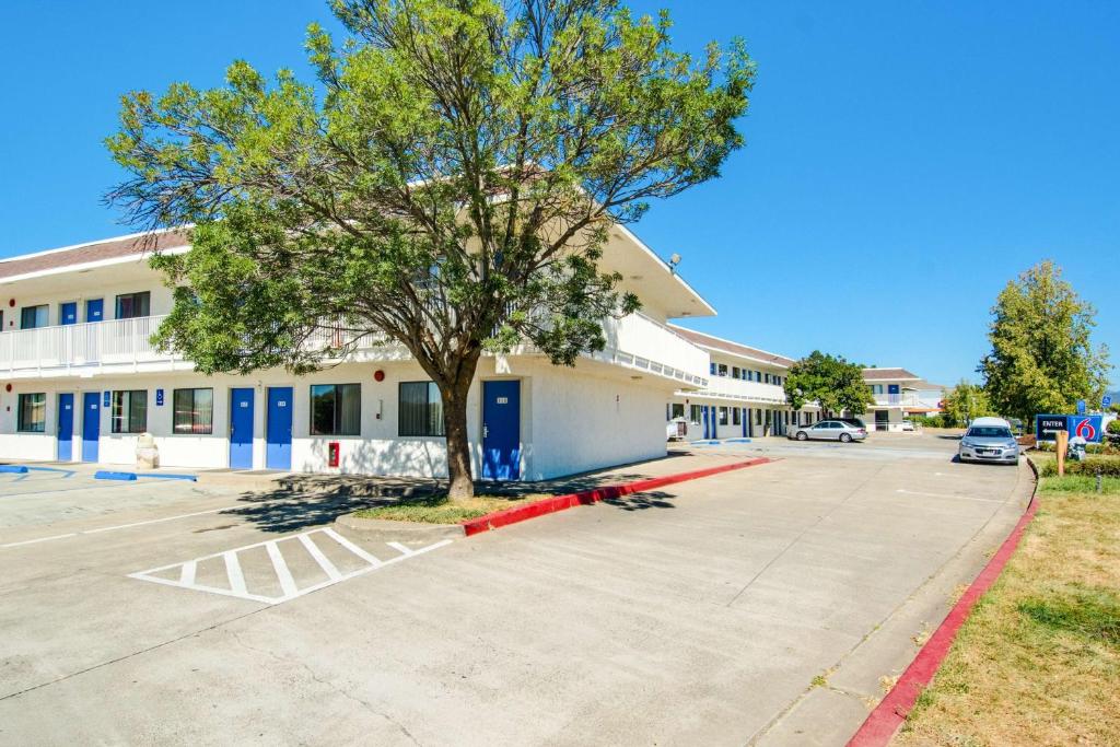 Motel 6-Redding, CA - North photo 1