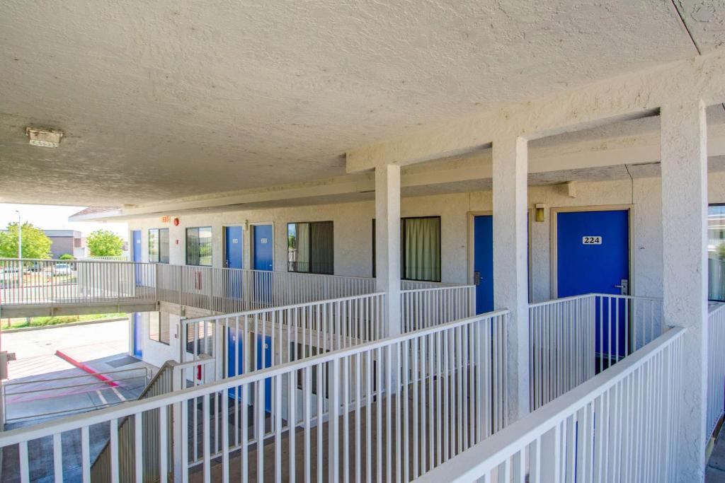 Motel 6-Redding, CA - North photo 2