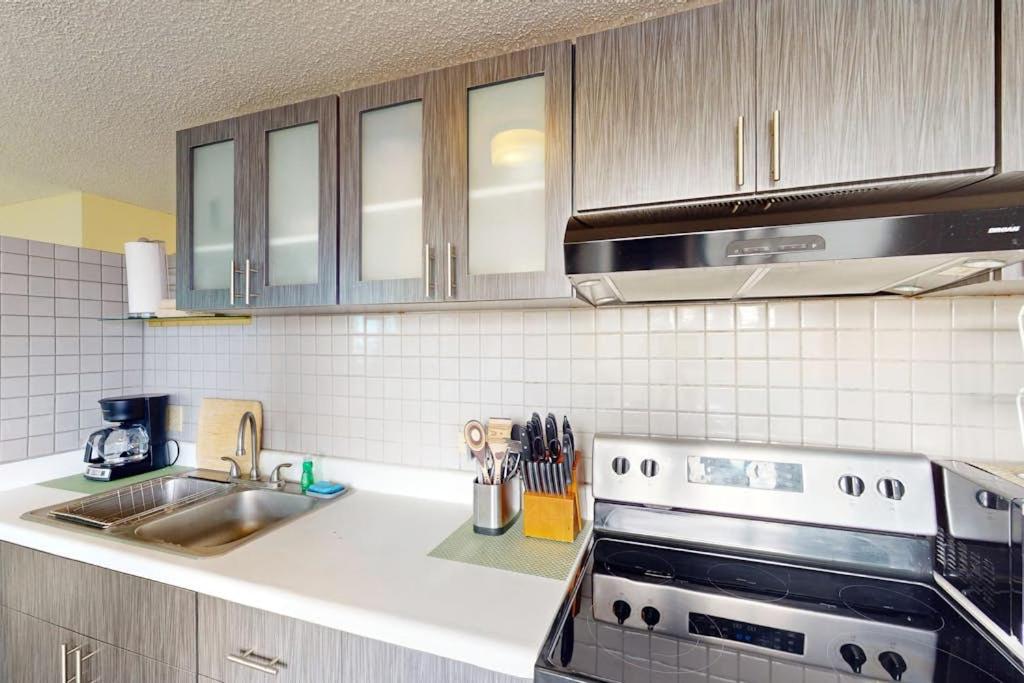 Waikiki Townhouse 1101 - 30 night minimum - Tap to explore photos