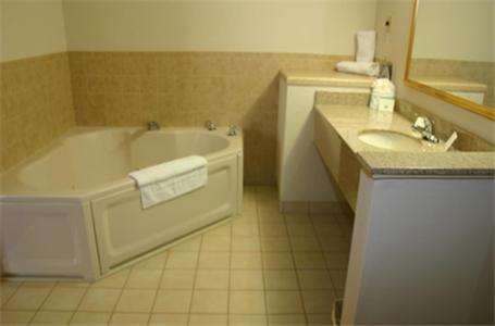 Holiday Inn Express Hotel & Suites Vinita, an IHG Hotel photo 2