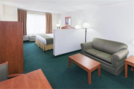 Holiday Inn Express Hotel & Suites Vinita, an IHG Hotel photo 1
