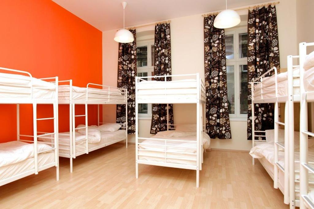 Номер (Кровать в общем номере для мужчин и женщин с 10 кроватями), Grampa's Hostel
