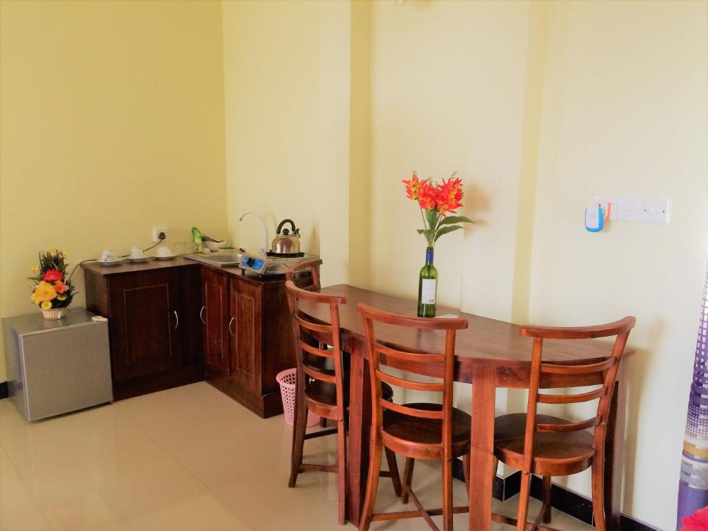 Апартаменты (Upside Apartment with Balcony and Pool View), Romeo And Juliet Guest House
