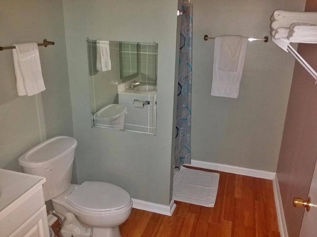 Carolina Landing Camping Resort Two-Bedroom Cabin 1 photo 2