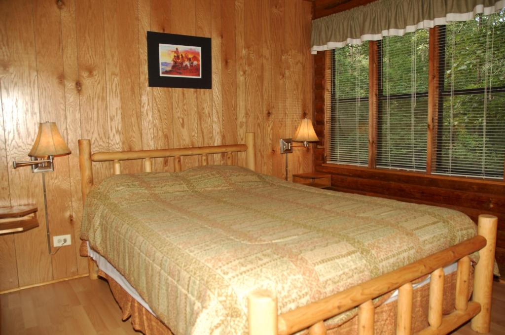 Carolina Landing Camping Resort Deluxe Cabin 6 photo 4