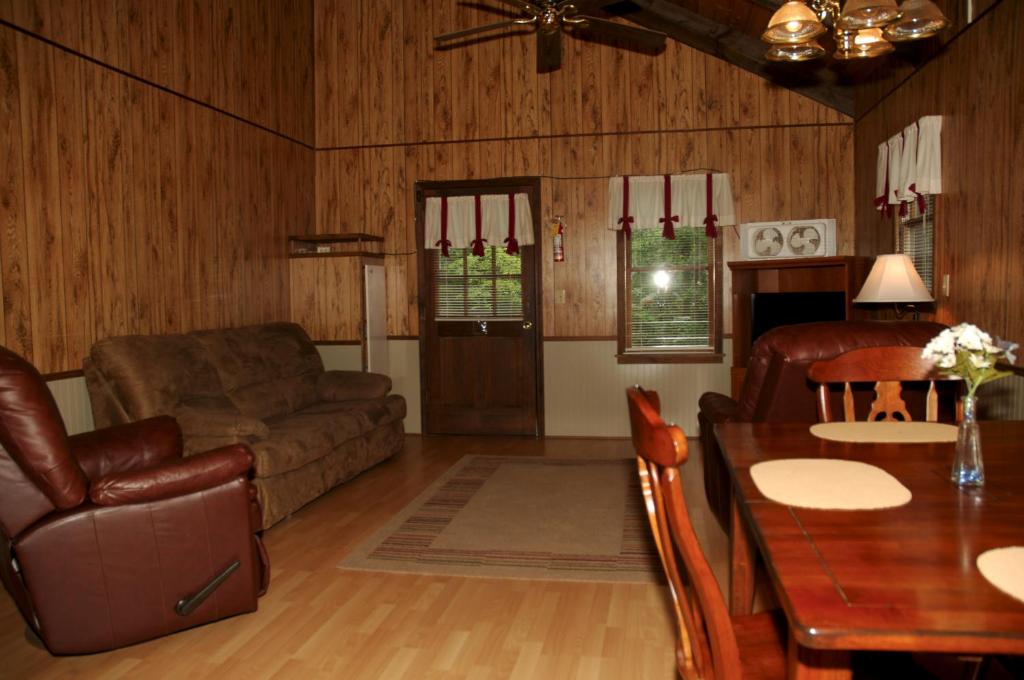 Carolina Landing Camping Resort Luxury Cabin 8 photo 2