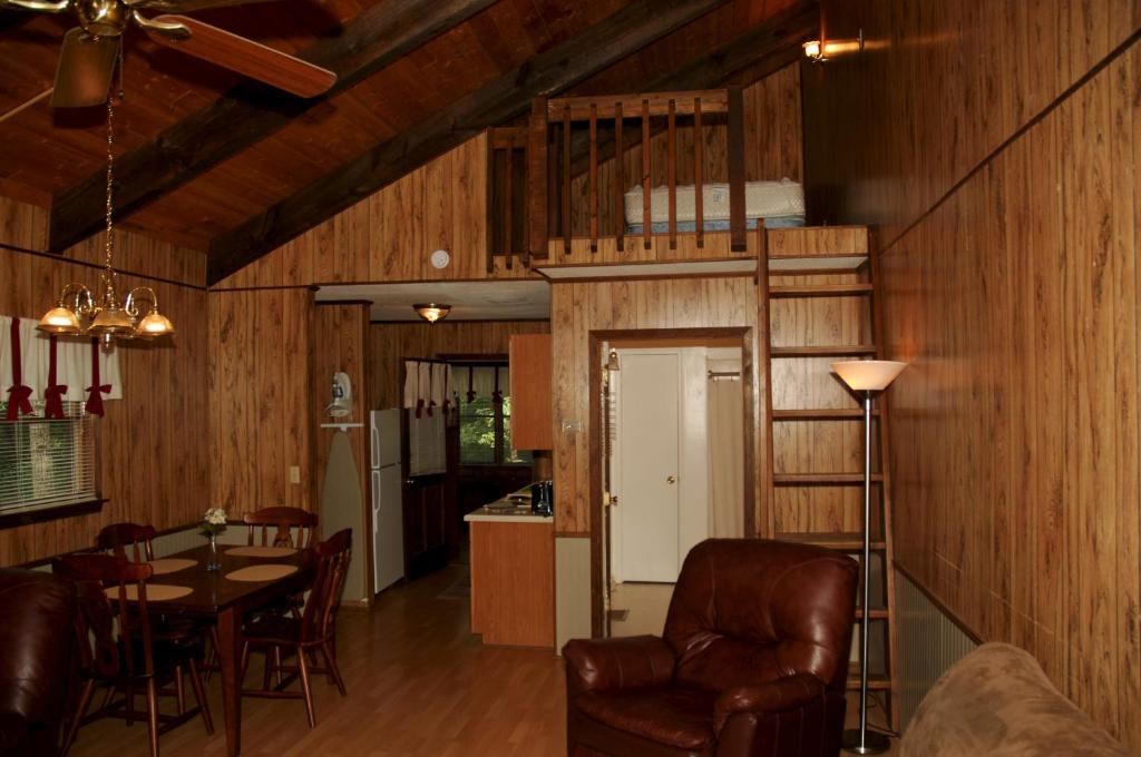 Carolina Landing Camping Resort Luxury Cabin 8 photo 3