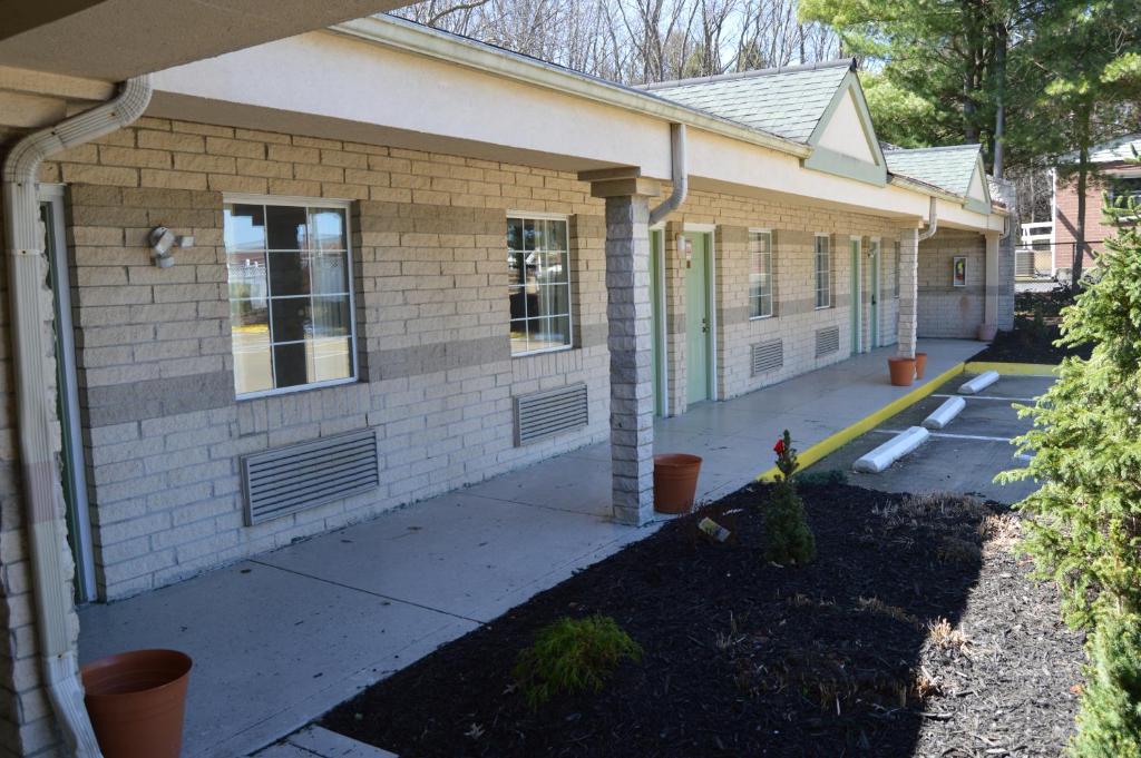 Economy Inn - Akron image