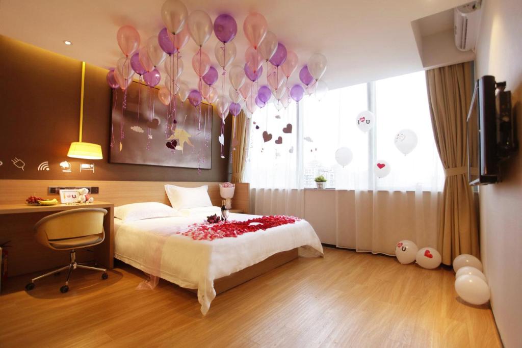 Двухместный (Mainland Chinese Citizens - U Plus Romantic Double Room), IU Hotel Xian Zhonggulou Square