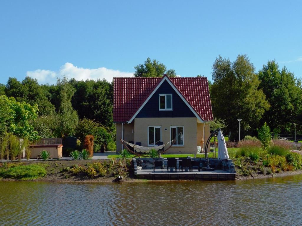 Well-kept house with a bubble bath, 20 km from Assen