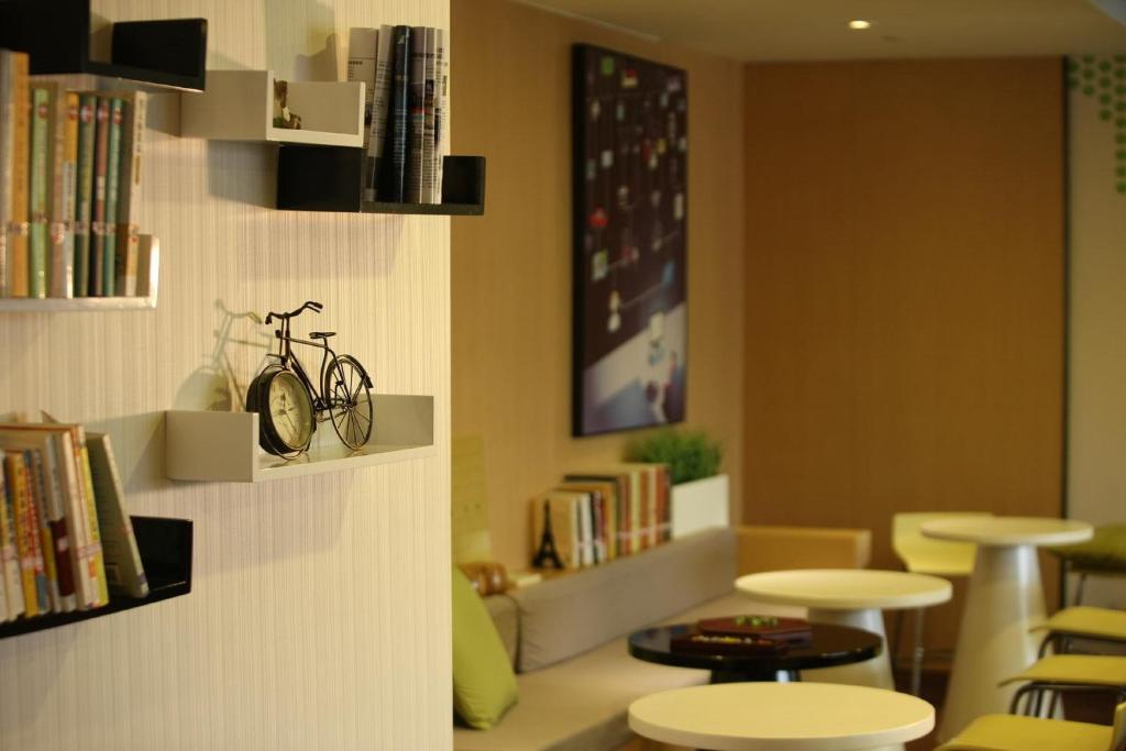 IU Hotel Guangzhou Taihe Square photo 3