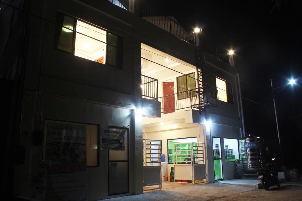 Luna Oslob Travellers Inn photo 3