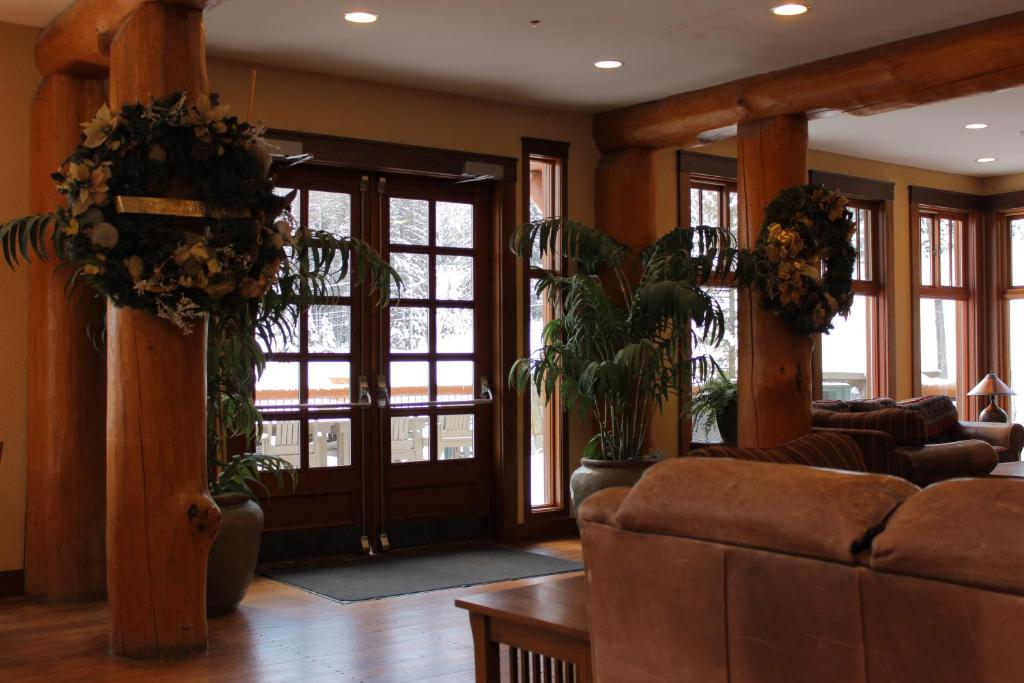 Snow Creek Lodge by Fernie Lodging Co photo 4