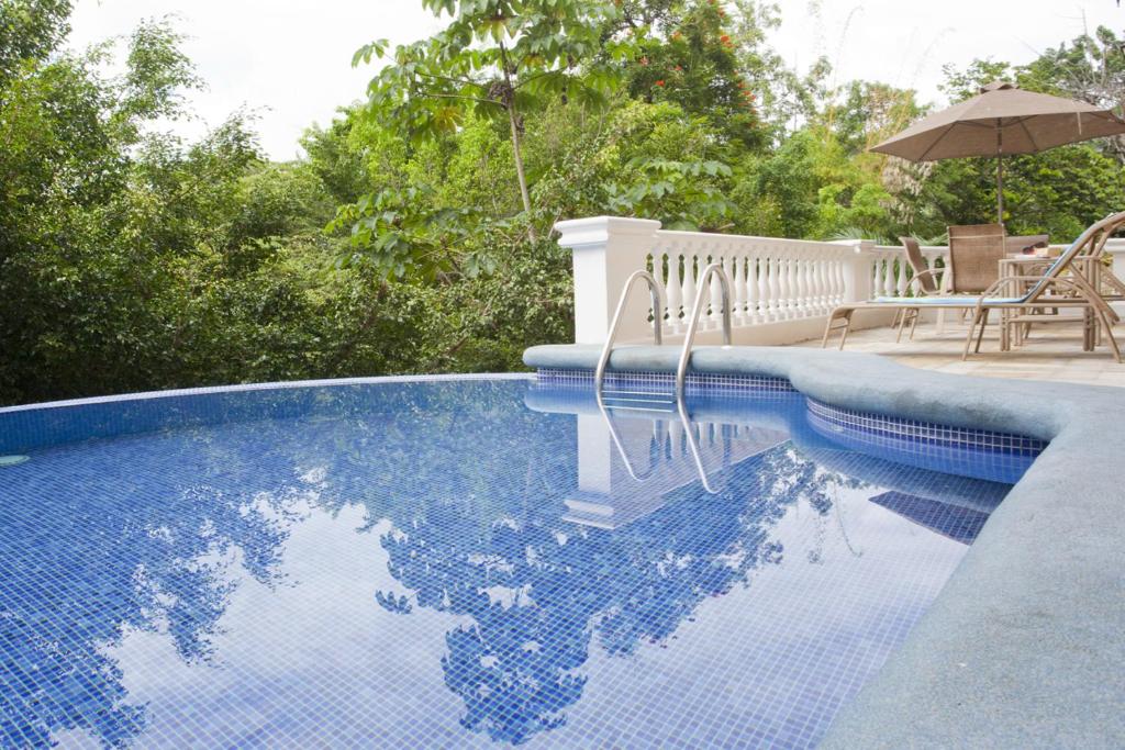 Pacifico Colonial Condominiums photo 3